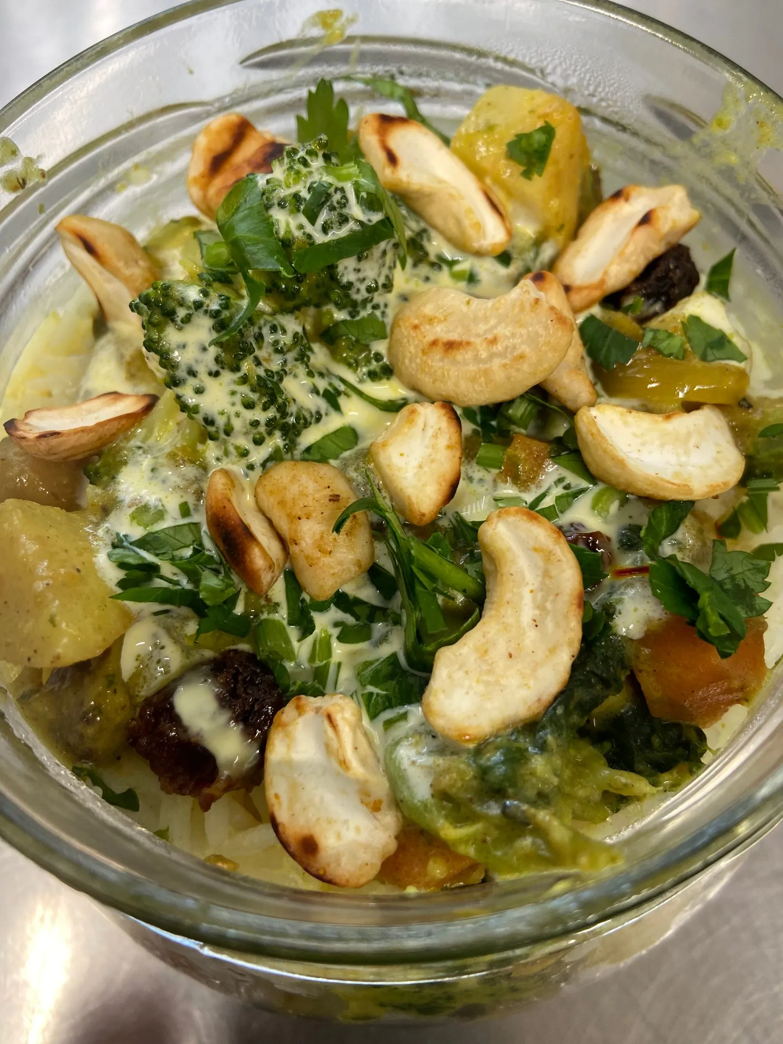 Curry de légumes aux noix de cajou avec riz Basmati