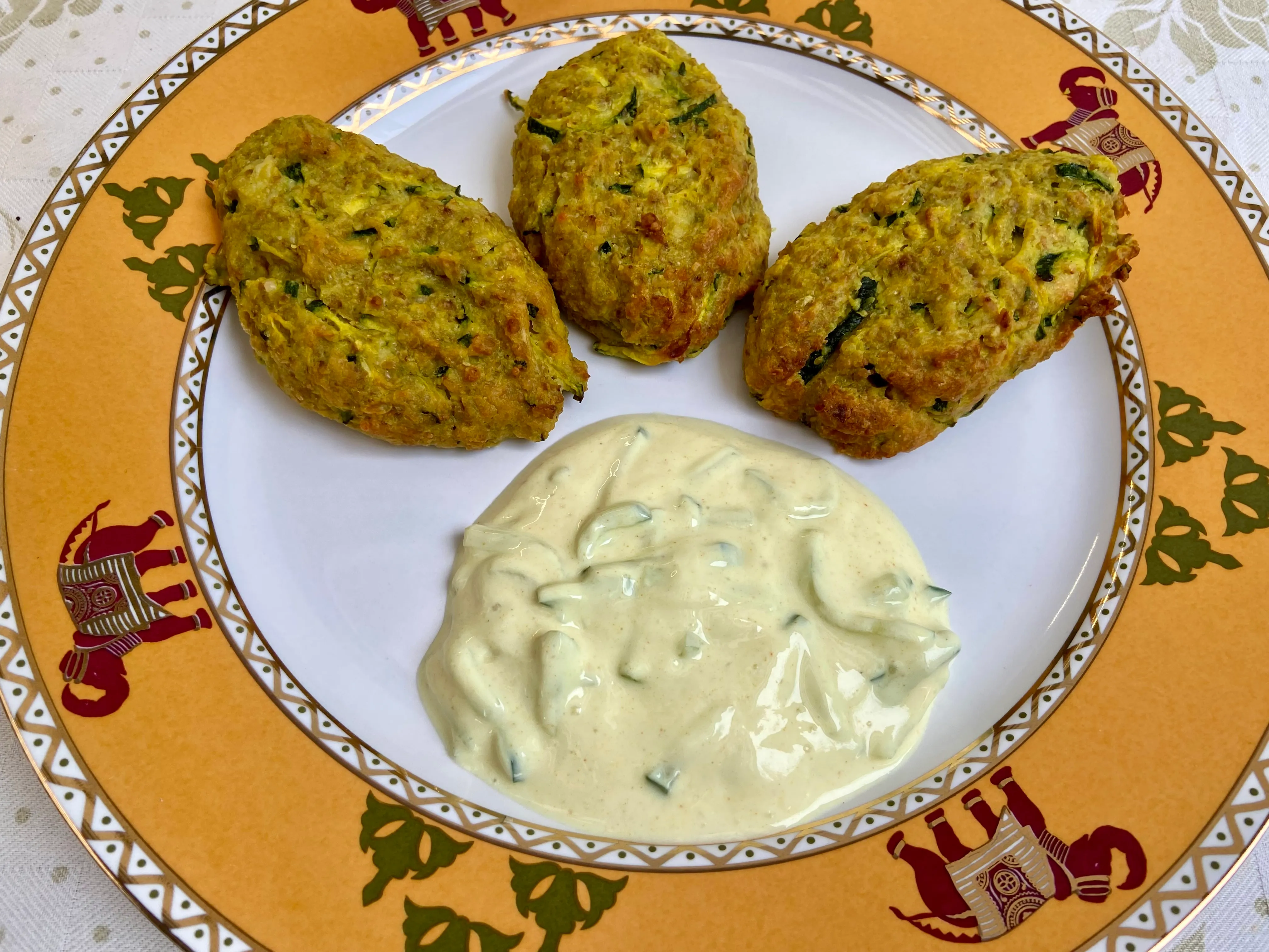 Koftas de courgettes aux flocons de sarrasin avec sauce raïta