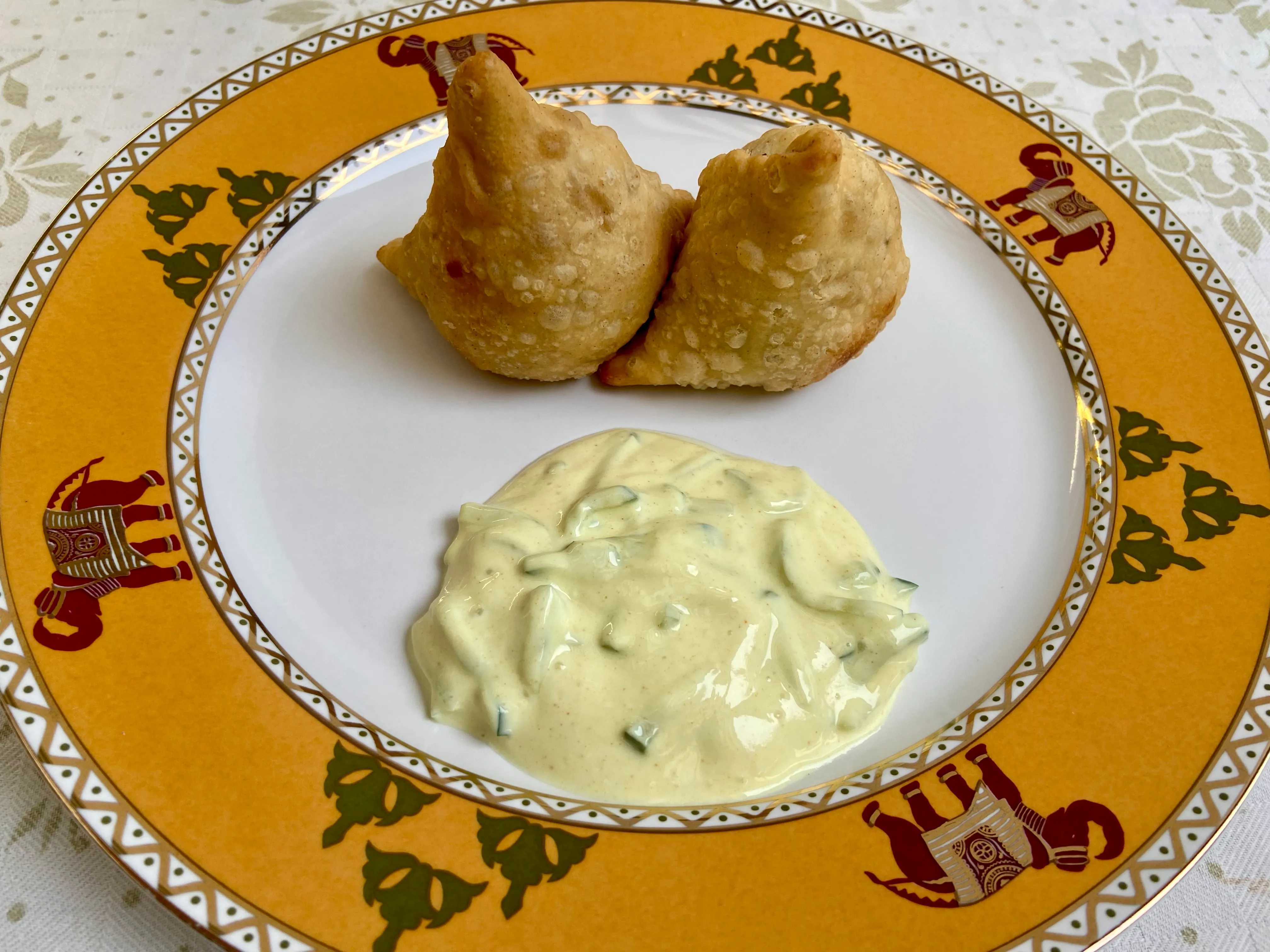 Samosas aux légumes avec sauce raïta